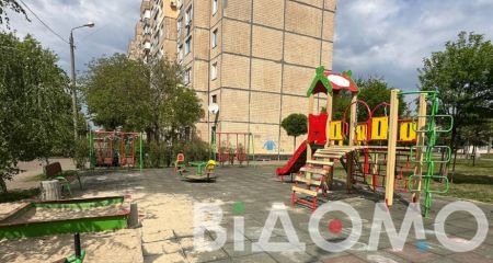 Просто посадили на болты: в Кривом Роге после падения девочки качели отремонтировали на скорую руку (ФОТО, ВИДЕО)