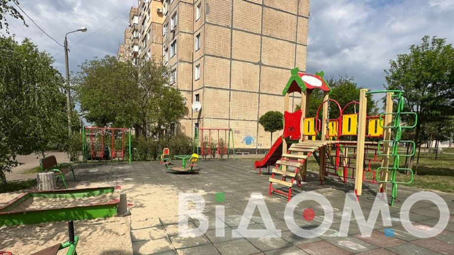 Просто посадили на болты: в Кривом Роге после падения девочки качели отремонтировали на скорую руку (ФОТО, ВИДЕО)
