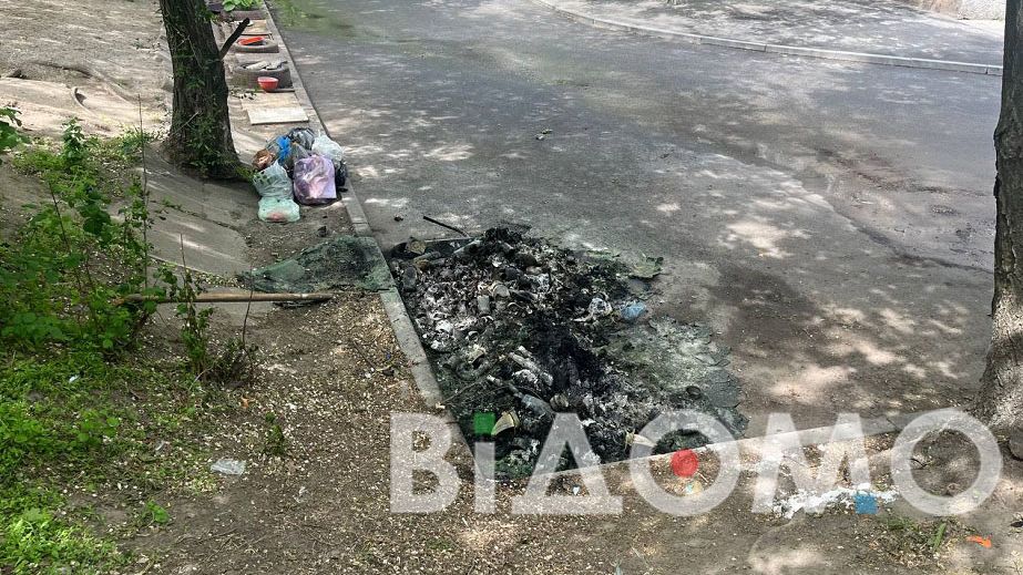 В Днепре на проспекте Поля неизвестные полностью сожгли мусорные баки (ФОТО, ВИДЕО)