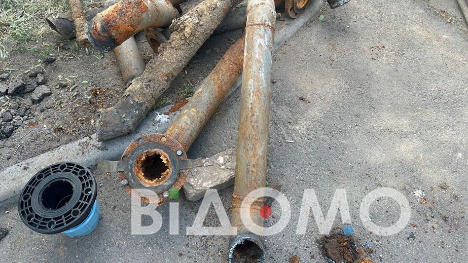 В Кривом Роге забросали провал и нашли под землей ржавую причину его появления (ФОТО, ВИДЕО)