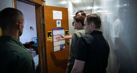 Премьер-министр Свириденко посетила транзитный центр для эвакуированных в Павлограде (ФОТО)