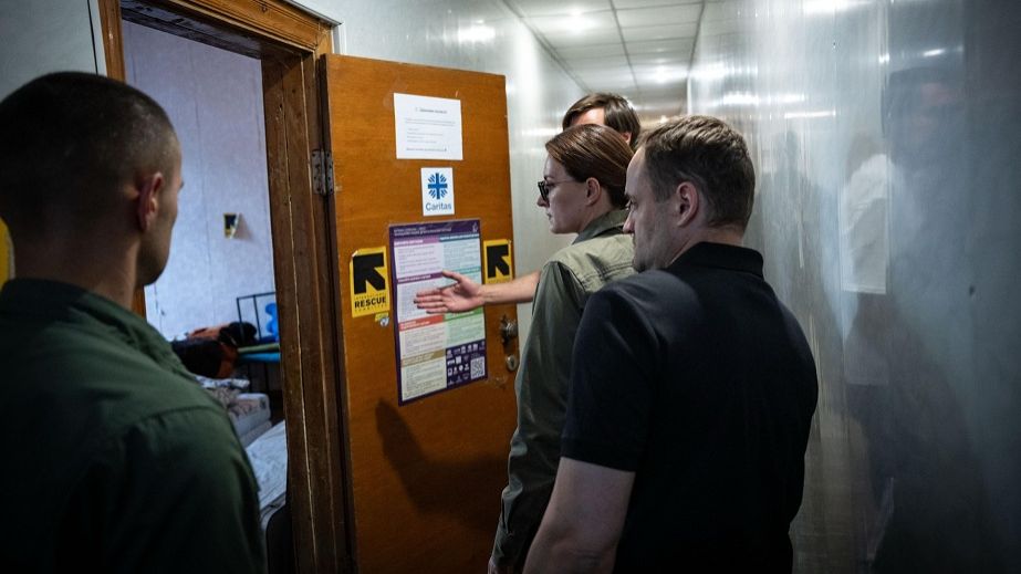Премьер-министр Свириденко посетила транзитный центр для эвакуированных в Павлограде (ФОТО)