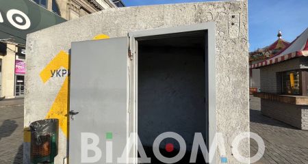 Мобільні укриття Дніпра перетворилися на "громадські туалети": чи можливо подолати цю проблему (ФОТО)