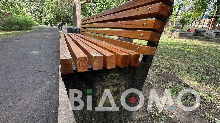 В Кривом Роге планируют потратить на скамейки с гербом почти полмиллиона гривен (ФОТО, ВИДЕО)