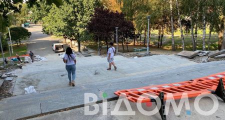 Как в парке Глобы продолжается реконструкция центральной лестницы (ФОТО, ВИДЕО)