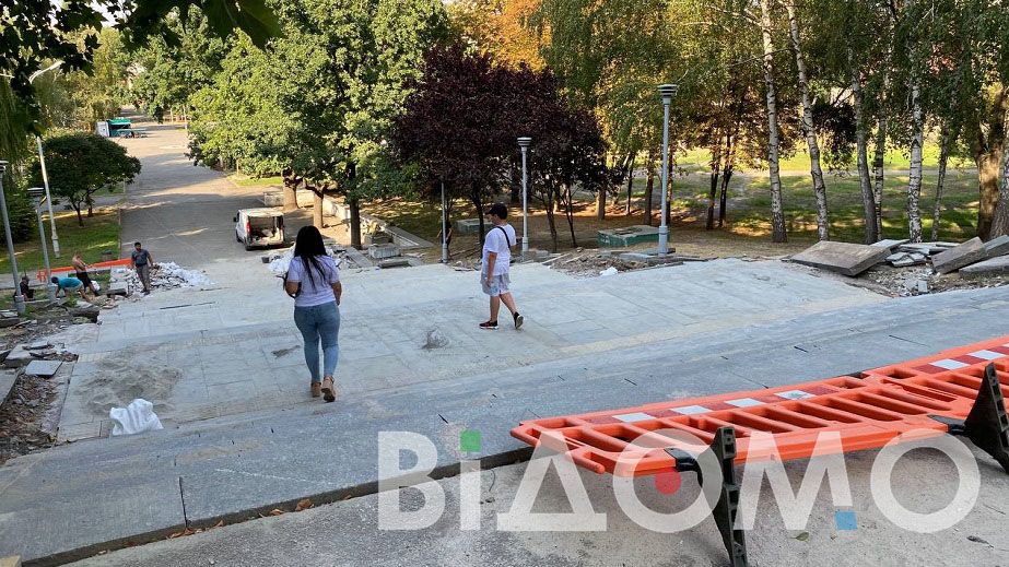 Как в парке Глобы продолжается реконструкция центральной лестницы (ФОТО, ВИДЕО)
