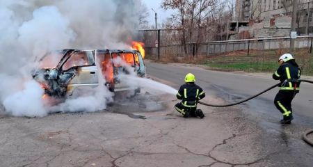 В Павлограде посреди улицы вспыхнул автомобиль