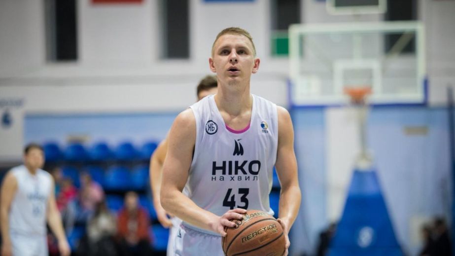 Гравець БК "Дніпро" влаштував гендер-паті на баскетбольному майданчику разом із дружиною (ВІДЕО)