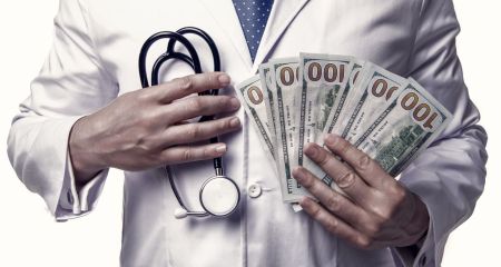Требовали деньги за операцию и анестезию: в Кривом Роге оштрафовали двух врачей за вымогание денег у пациента