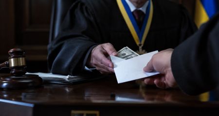 Взял $2000 за оправдательный приговор: на Днепропетровщине наказали судью горрайонного суда