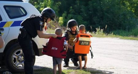 Полицейские эвакуировали маму с четырьмя детьми из прифронтового села на Днепропетровщине (ФОТО)