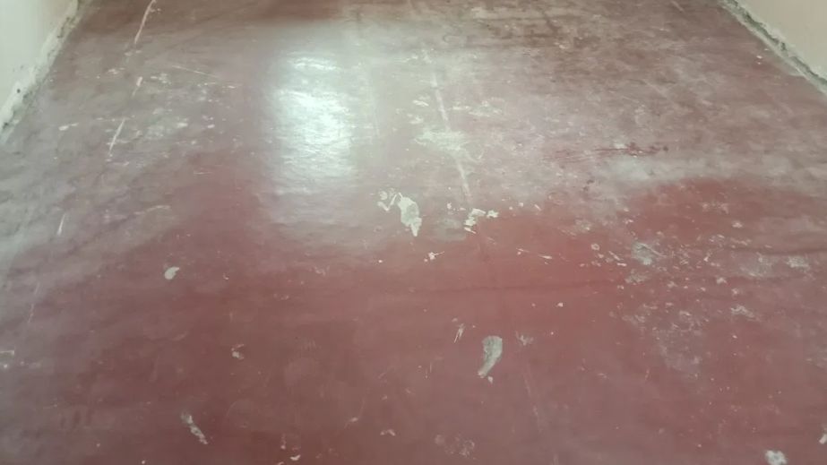 В одній з лікарень Кривого Рогу через зіпсований лінолеум травмувалася людина (ФОТО)