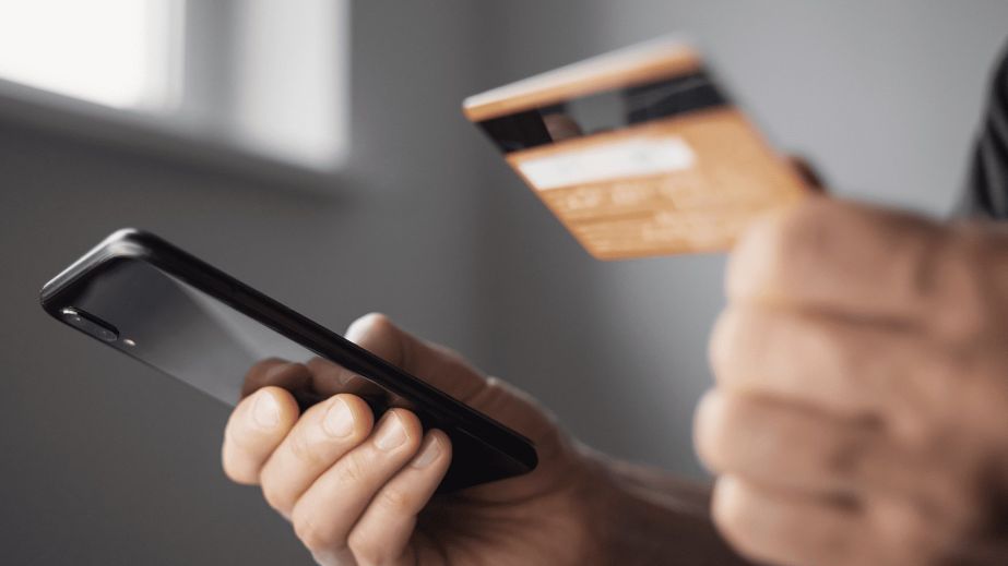 На Днепропетровщине поймали воров, которые потратили с чужих карт свыше 200 тысяч гривен