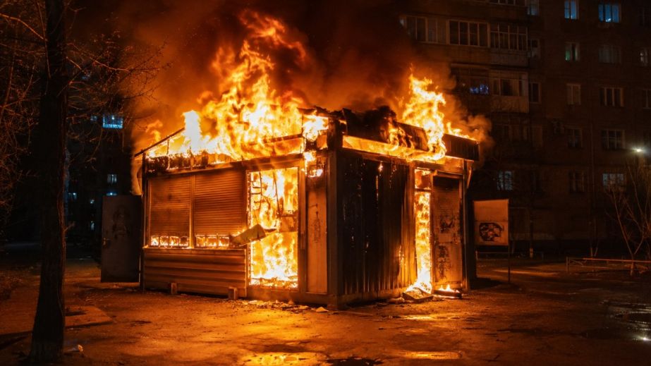 В Днепре на Тополе пылал киоск (ВИДЕО)