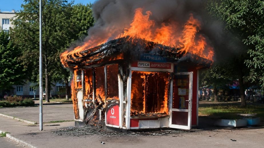 У Дніпрі на Соколі загорівся кіоск &ndash; вулицею шириться густий дим (ВІДЕО)