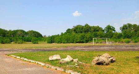 В городе на Днепропетровщине территорию стадиона хотят превратить в дубовый парк в честь защитников