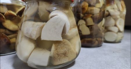 В Кривом Роге мужчина отравился консервированными грибами