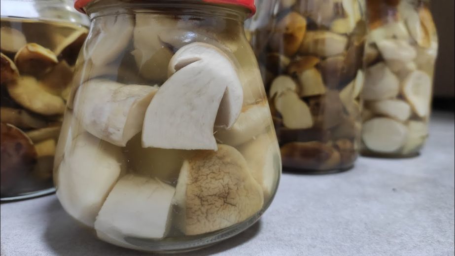 В Кривом Роге мужчина отравился консервированными грибами