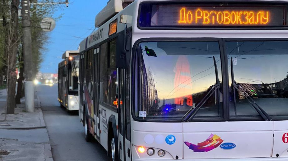 У Кривому Розі жінка ледь не відлупцювала пасажирку через пільгове місце у автобусі (ВІДЕО)