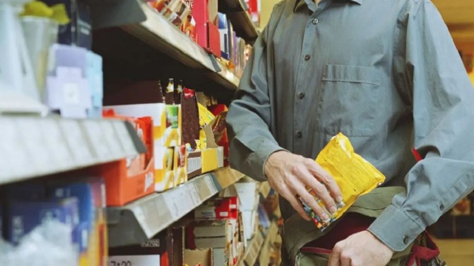 Відволікає та обкрадає: у Дніпрі на Сонячному чоловік обносить магазини (ВІДЕО)