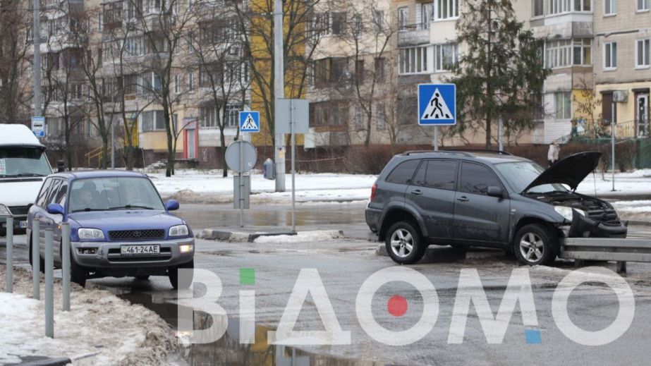 ДТП на проспекті Героїв у Дніпрі: зіткнулися два Toyota RAV4 (ФОТО)