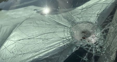 У Кам'янському припарковану у дворі автівку закидали грушами (ВІДЕО)