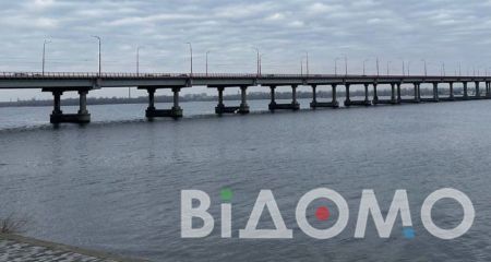 У Дніпрі під Новим мостом застрягла фура (ВІДЕО)