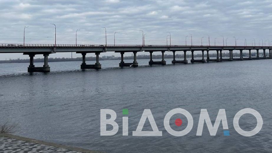 У Дніпрі під Новим мостом застрягла фура (ВІДЕО)