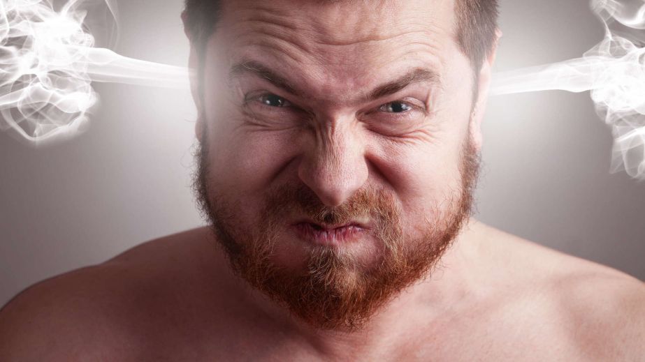 У Кривому Розі напівоголений п'яний чоловік кувалдою розтрощив паркан сусідів (ВІДЕО)