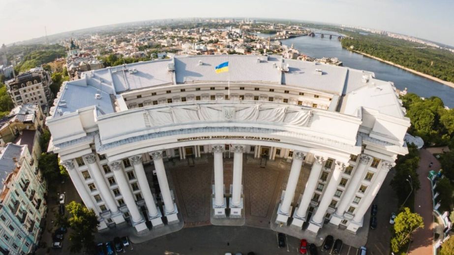 Послы или просто "логисты"? Что действительно мешает украинской дипломатии