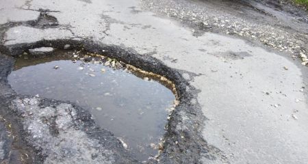 В Днепре на Нагорке образовалась большая яма на проезжей части (ФОТО)