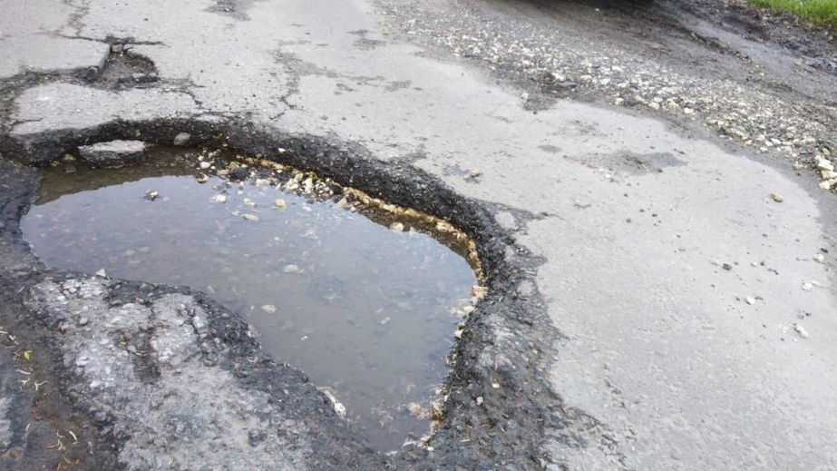В Днепре на Нагорке образовалась большая яма на проезжей части (ФОТО)