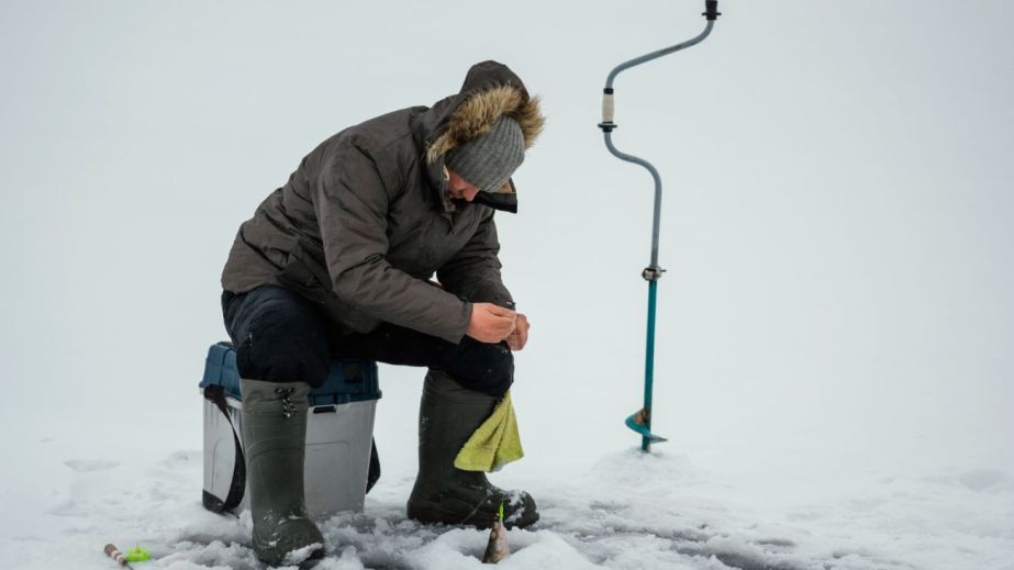 В Днепре рыбаки при плюсовой температуре вышли на лед, который частично растаял (ФОТО)