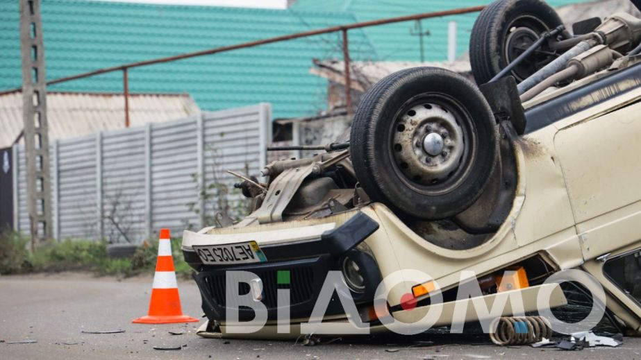 Водійку забрали до лікарні: подробиці ранкової ДТП з "перевертнем" у Дніпрі (ФОТО)