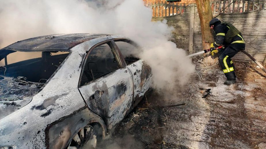 В Никополе в результате вражеского обстрела загорелись два автомобиля (ФОТО)