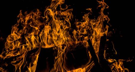 У Нікополі внаслідок ворожої атаки згорів будинок відомої волонтерки (ВІДЕО)