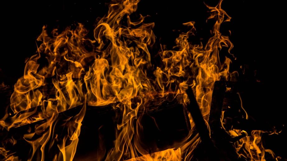 У Нікополі внаслідок ворожої атаки згорів будинок відомої волонтерки (ВІДЕО)