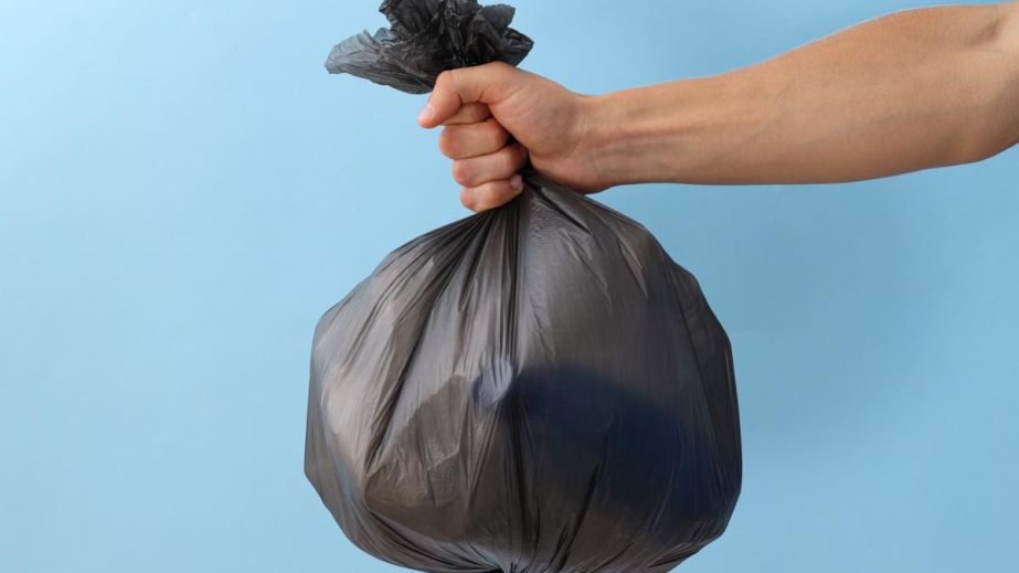 У Дніпрі чоловік на світанку підкинув сміття на територію кафе (ВІДЕО)