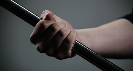 В Днепре мужчину избили металлическим прутом за замечание по поводу громкой музыки