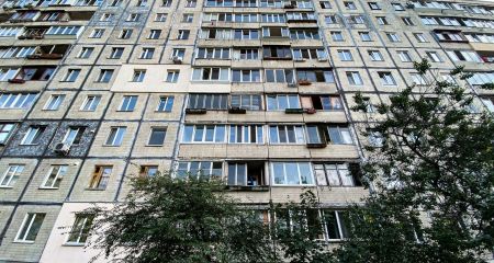 В Днепре мужчина повис на подоконнике 8-го этажа (ВИДЕО)