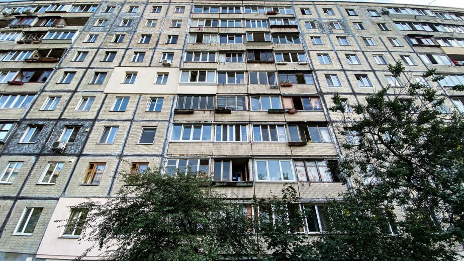 У Дніпрі чоловік повис на підвіконні 8-го поверху (ВІДЕО)