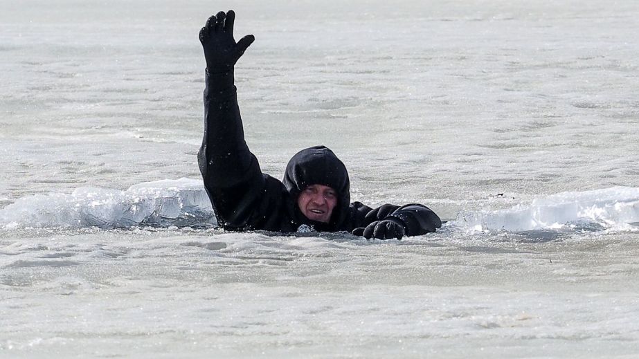 В Кривом Роге спасли провалившегося под лед рыбака (ФОТО)