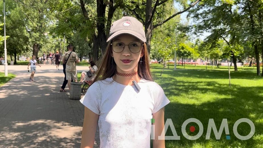 Вода, морозиво і пошук тіні: як мешканці Павлограда рятуються від спеки (ВІДЕО)