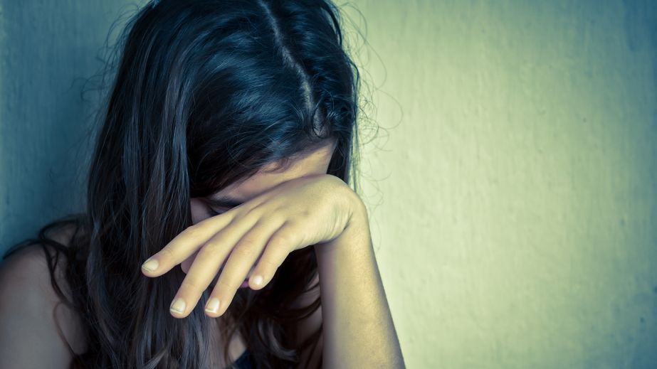 Бросилась защищать маму: на Никопольщине мужчина жестоко избил 15-летнюю дочь сожительницы