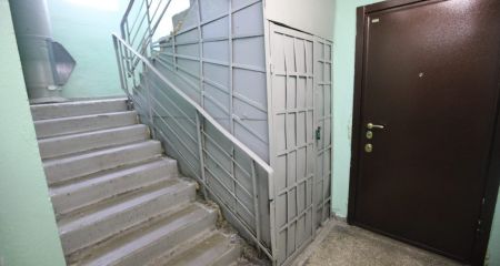 У Нікополі жінок з дітьми, які намагалися сховатися під час обстрілу, вигнали з під'їзду (ВІДЕО)