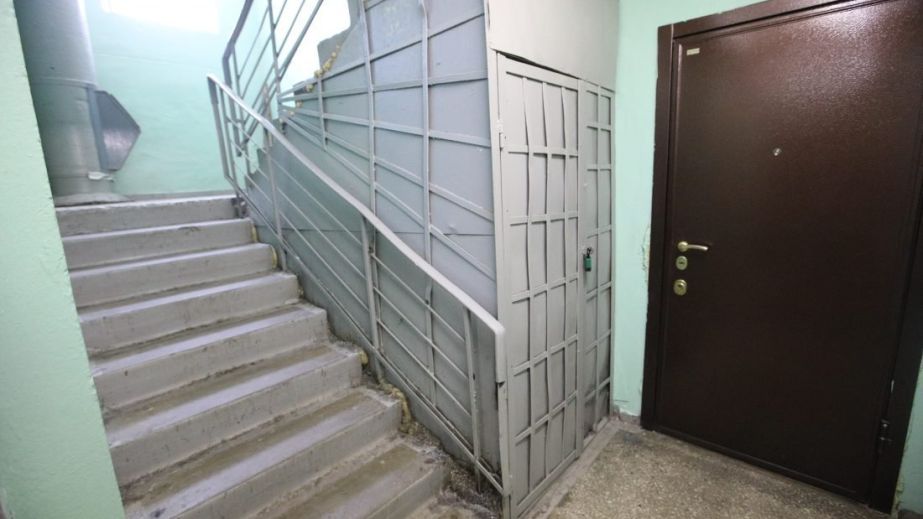 У Нікополі жінок з дітьми, які намагалися сховатися під час обстрілу, вигнали з під'їзду (ВІДЕО)