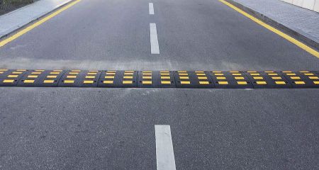 В одному з дворів Дніпра яму на дорозі залатали розібраним "лежачим поліцейським" (ФОТО, ВІДЕО)