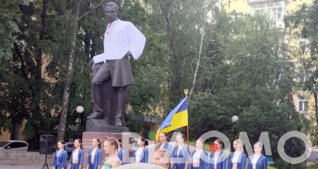 У Дніпрі пам'ятники Шевченку та Полю одягли у вишиванки (ФОТО, ВІДЕО)
