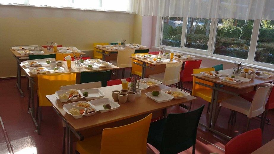Шкільне харчування у Дніпрі: битва за якість, викинута їжа і посуд, що плавиться