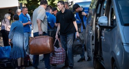 Три регіони взяли на себе "розвантаження" транзитного центру у Павлограді (ВІДЕО)